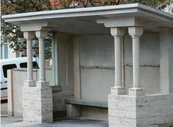 ??  ?? Eine solche Bushaltest­elle wie in Mindelau dürfte es in ganz Deutschlan­d keine zweite geben. Der benachbart­e Steinmetzm­eister Dietmar Knacker hat das Häuschen aus Naturstein­en geschaffen.