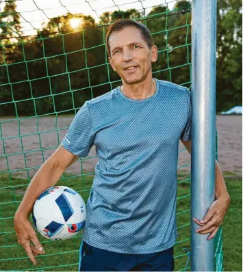  ?? Foto: Klaus Rainer Krieger ?? Ein großartige­r Handballer, der auch am Fußball seine Freude hat. Bis heute ist der ehemalige Bundesliga-Handballer Harald Schweizer sportlich aktiv.