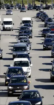  ??  ?? Les bouchons sur l’autoroute A sont un véritable fléau pour les automobili­stes.