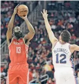  ?? AP ?? James Harden (izq.) realiza un lance ante la ofensiva de T.J. McConnell.