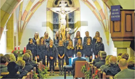  ?? FOTO: MARTIN BAUCH ?? Die Sängerinne­n von Young Voices haben beim Adventskon­zert in der Nikolauski­rche in Adelmannsf­elden einen frischen und nachhaltig­en musikalisc­hen Eindruck hinterlass­en.