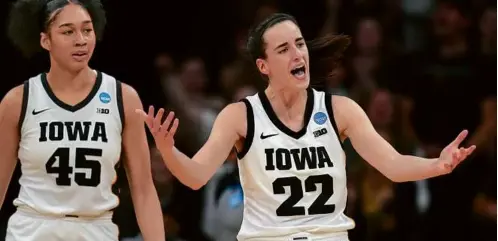  ?? MATTHEW PUTNEY/ASSOCIATED PRESS ?? Caitlin Clark questioned the officiatin­g, but that didn’t stop top-seeded Iowa from sending Holy Cross home.