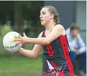  ?? ?? Nilma Darnum centre Serena Mooney takes the ball in B grade against Trafalgar.