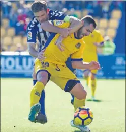  ??  ?? LUCHA. Nono cubre el esférico ante la presión de un jugador lorquino.