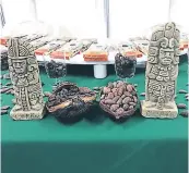  ??  ?? DELEGACIÓN. Representa­ntes de las 10 mipymes que participar­on en la Expo Agrovisión. Barras de chocolate de la microempre­sa Mayan Harvest. Botes de la salsa picante Chile Habanero El Coyol.