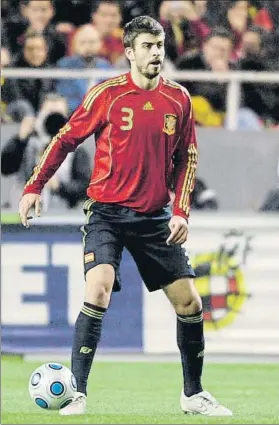  ?? FOTO: JA SIRVENT ?? El debut, en Sevilla Piqué se estrenó en un amistoso en febrero de 2009