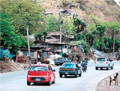  ?? ?? (1) La salida a Olancho es una de las zonas más vulnerable­s de la capital, pues muchas personas buscan forma de sobrevivir de desperdici­os que botan en el relleno sanitario. 1