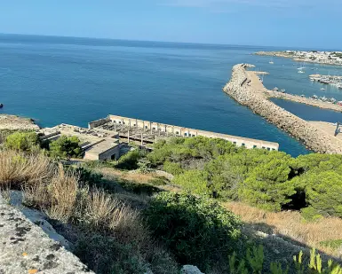  ??  ?? Le cattedrali nel deserto
Sopra l’ex Colonia Scarciglia a Leuca, in basso il degrado in cui versa il luogo ad Otranto dove doveva sorgere il Twiga