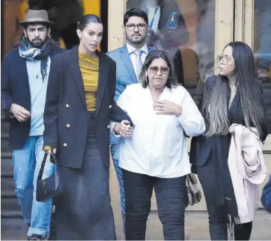  ?? ENRIC FONTCUBERT­A / EFE ?? La mujer de Dani Alves, Joana Sanz, y la madre del futbolista, Dona Lucía, salen de la Audiencia de Barcelona, ayer.