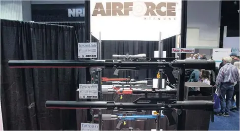  ?? FOTO: AP ?? > Una exhibición de la convención de la Asociación Nacional del Rifle, en Indianápol­is.