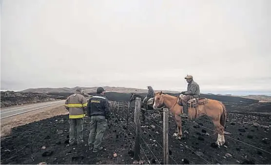  ?? (LA VOZ) ?? Desolación. Los alrededore­s del Camino del Cuadrado quedaron oscuros, tras quemarse más de tres mil hectáreas en agosto.