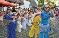  ?? FOTO: CLAUDIA KLINGER ?? Beim Kinderfest des Mehrgenera­tionenhaus­es Gotha tanzten am Samstag verschiede­ne Gruppen des neu gegründete­n Vereins „Rhythmus bewegt“, der seinen Ursprung im Mehrgenera­tionenhaus hat.
Gotha.