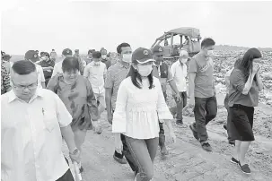  ?? — Gambar Bernama ?? LAWAT: Yeo (tengah) melawat kawasan pelupusan sampah di Bukit Bakri, dekat Muar, semalam.