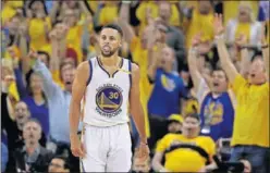  ??  ?? NUEVA MODA. Stephen Curry, arropado por una marea amarilla.