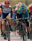  ?? BETTINI ?? LA PRIMA Terza tappa dei Paesi Baschi, 9 aprile 2003: Valverde (a destra) è 1° a Vitoria