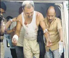  ?? NITIN KANOTRA/HT ?? A villager injured in the crossborde­r firing being shifted to a hospital in Jammu on Wednesday.