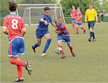  ?? RP-FOTO: MARKUS VAN OFFERN ?? Kleves Joel Piskurek (l.) und David Stepaniak (am Ball), hier im ersten Qualifikat­ionsspiel gegen den TSV Norf, mussten in Ratingen eine deutliche Niederlage hinnehmen.