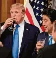  ?? Foto: Harnik, dpa ?? Ein Gläschen in Ehren: Donald Trump mit Shinzo Abe in Tokio.