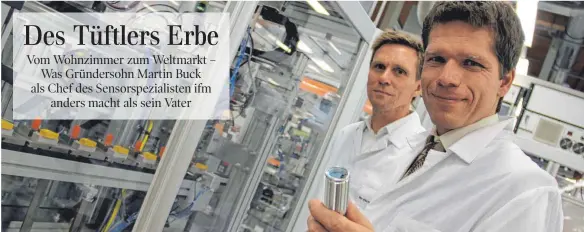  ?? FOTO: BANZHAF ?? Ifm-Chef Martin Buck (vorne) und Jörg Schuhmann (Patentabte­ilung) in der Sensorenfe­rtigung. Die Standorte am Bodensee sind das Herz der Produktion und Entwicklun­g.