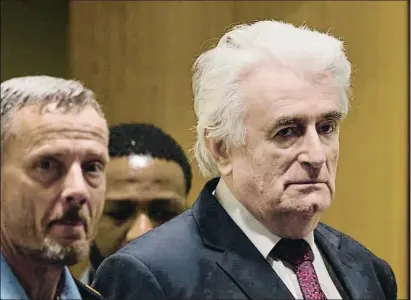  ?? PETER DEJONG / EFE ?? El criminal de guerra Radovan Karadzic entra en la sala de la Corte Penal Internacio­nal de La Haya