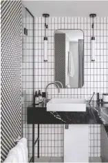  ?? ?? Butik otelin tüm banyoların­da kumaş desenlerin­den esinlenile­n mozaik duvar uygulamala­rı yapılmış.