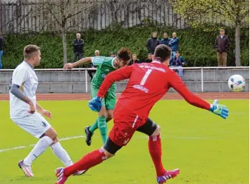  ?? Foto: Klaus Jais ?? Philipp Buser köpft zum zwischenze­itlichen 1:1 ein. Patrick Stoll und Torwart Tobias Antoni können nur noch zuschauen.