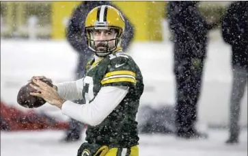  ?? Mike Roemer Associated Press ?? AARON RODGERS, the Packers quarterbac­k who’s accustomed to the cold, has thrown for 48 touchdowns.