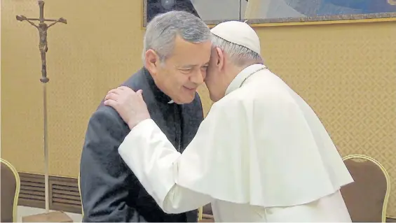  ?? AP ?? Saludo. El cuestionad­o obispo de Osorno, Juan Barros, con el Papa este jueves en el Vaticano, tras la reunión con los 34 episcopale­s chilenos.
