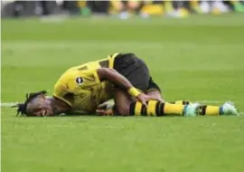  ?? FOTO BELGAIMAGE ?? Batshuayi kermt het uit van de pijn. Er wordt gevreesd voor een enkelbreuk.