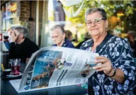  ?? RAYMOND LEMMENS
FOTO ?? “Ik ben blij dat Theo opnieuw burgemeest­er wordt. Je hoeft hem maar iets te vragen en het gebeurt”, zegt inwoonster Gerda Reemans.