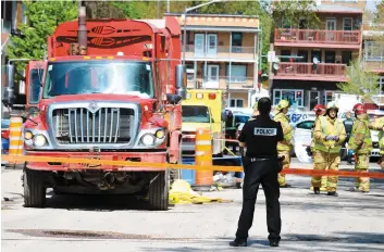  ??  ?? La victime s’est retrouvée sous un camion à ordures sur la rue des Ormes, hier. PHOTO AGENCE QMI, MARC VALLIÈRES
