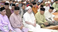  ??  ?? Yang di-Pertuan Agong Sultan Muhammad V attends Aidiladha prayers, along with thousands of worshipper­s, at Masjid Al-Ismaili in Tumpat, Kelantan. — Bernama photo