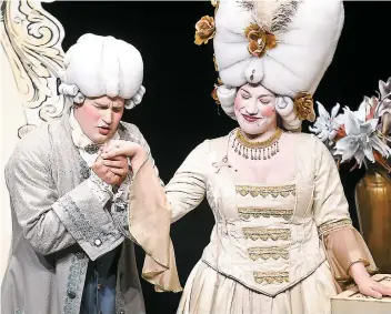  ??  ?? La soprano Evelyne Larochelle livre une belle performanc­e dans le rôle de Donna Eleonora dans l’opéra comique Prima la musica, poi le parole d’antonio Salieri.