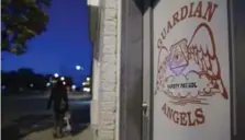  ?? RANDY RISLING/TORONTO STAR ?? The Thunder Bay headquarte­rs of the Guardian Angels started by Ian Hodgkinson, left, doubles as a gym and a classroom offering courses in life skills and selfdefenc­e. “Ian is doing an awesome job,” Hobbs said. “People respect him. They don’t fear him,...