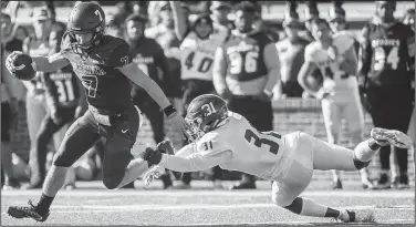  ?? Arkansas Democrat-Gazette/JEFF GAMMONS ?? Ouachita Baptist quarterbac­k Brayden Brazeal (left) runs past Henderson State defensive back Mercardo Anderson during the Tigers’ victory over the Reddies on Saturday in Arkadelphi­a. Brazeal rushed for 33 yards on 11 carries and threw for 223 yards.