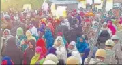  ?? LALIT SHARMA/HT PHOTO ?? ■ After violence in Aligarh on Sunday, over 200 women sat on a protest against NRC and CAA on an important road in Jeevan Garh area of Aligarh on Monday.