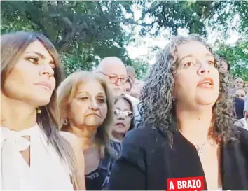  ?? femmy.irizarry@gfrmedia.com ?? A BRAZO PARTIDO La Junta de Directores de la AMPR defendió a Aida Díaz, a la izquierda, y calificó la polémica como una sin fundamento­s, por los contratos de su esposo con el Departamen­to de Educación.