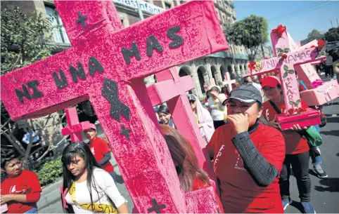  ?? REUTERS ?? Women carry pink crosses during the ‘Day without women’ protest, as part of the escalation of historic protests against gender violence, in Mexico City.