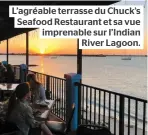  ??  ?? L’agréable terrasse du Chuck’s Seafood Restaurant et sa vue imprenable sur l’indian River Lagoon.