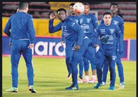  ?? AFP ?? Los jugadores ecuatorian­os serán los principale­s testigos de lo que podría ser el llanto argentino por una posible no clasificac­ión al próximo Mundial.