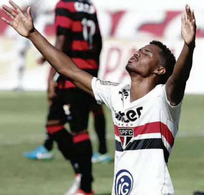  ?? Celio Messias/Saopaulofc.net ?? O atacante Gabriel Novaes se ajoelha e celebra o segundo gol do São Paulo no duelo com o Vitória, pelas quartas de final; Tricolor empatou com o Leão no tempo normal e eliminou a equipe baiana nos pênaltis