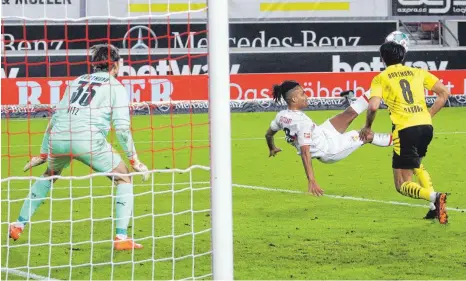  ?? FOTO: HANSJÜRGEN BRITSCH/IMAGO IMAGES ?? Hat es noch immer drauf und ist spielerisc­h über jeden Zweifel erhaben: Daniel Didavi (2. v. re.) in Aktion.