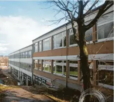  ?? Foto: Christian Gall ?? Das Krumbacher Simpert-Kraemer-Gymnasium wird generalsan­iert. Dies ist die derzeit größte Investitio­n des Landkreise­s.