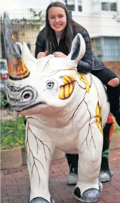  ?? PICTURE: CINDY WAXA ?? CAMPAIGNER: Jules Murray started raising funds to save the rhino while living in Asia. Yesterday she was handed Greefie, a rhino statue, by Greeff Properties to help raise more money.