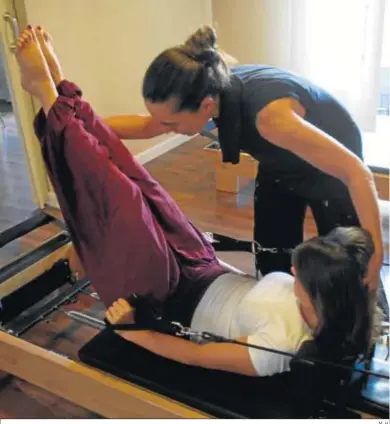  ?? M. H. ?? Una experta en pilates ayuda a la correcta colocación del cuerpo.