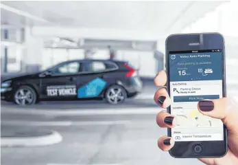  ??  ?? Dank Smartphone-App fährt der Wagen beim Valet-Parken allein zu seinem Platz.