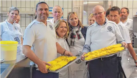  ?? FOTOS: RUTH MARIA SCHWAMBORN ?? Die Rotarier tun Gutes – dieses Mal in der GZH-Küche. Dort bekochen sie 70 ehrenamtli­che Helfer der Tafel und des DRK.