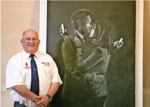  ?? MATT CARDY ?? Denis Stinchcomb­e, manager of Broad Plain Boys’ Club pictured in 2014 in front of Banksy’s mural Mobile Lovers, which had just sold for £403,000 to a private collector