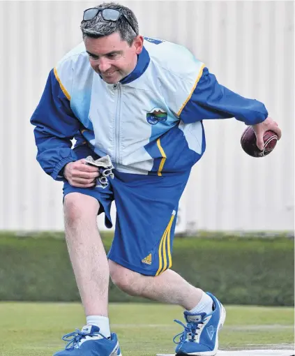  ?? PHOTO: GERARD O’BRIEN ?? Southpaw style . . . Taieri bowler Andrew McLean in action at the North East Valley 10,000 bowls tournament yesterday. McLean has qualified for the quarterfin­als starting this morning.