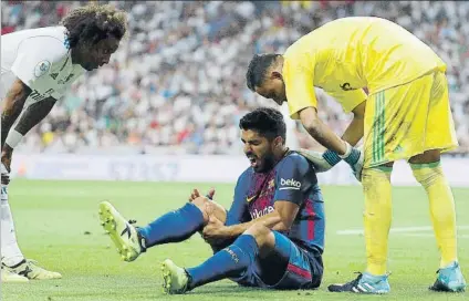 ?? FOTO: EFE ?? Luis Suárez se dolió de la rodilla derecha tras un impacto con Keylor Navas Pese a las molestias, acabó el partido en el césped